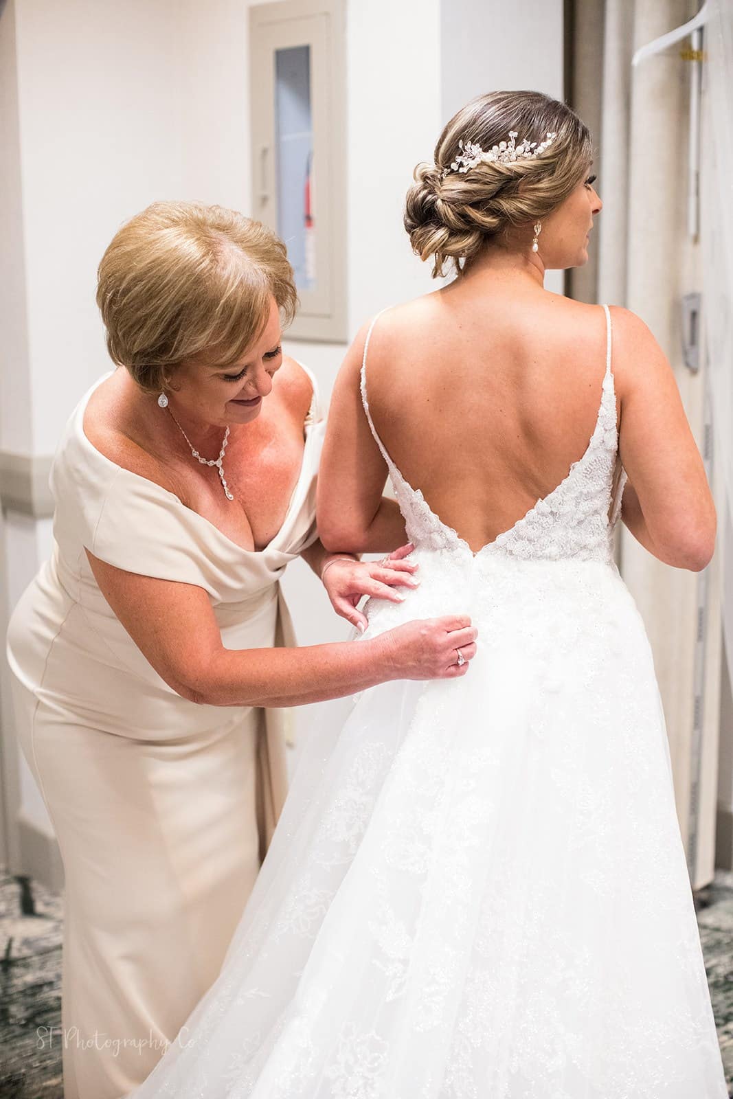 mother-daughter-mandy-gabe-real-weddings-gatlinburg-wedding-stphotography-chelsey-huff-design-blog