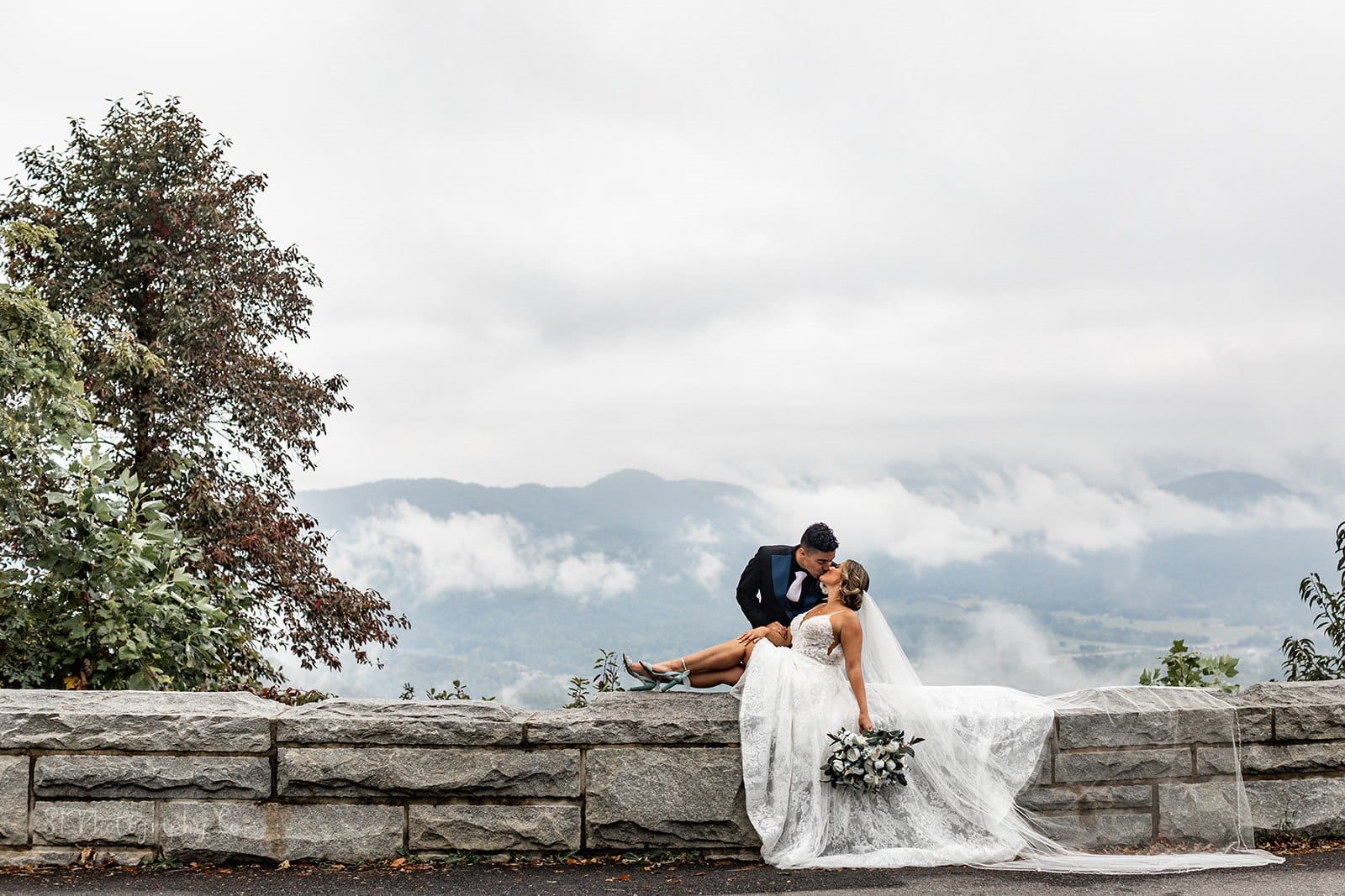 mountain-wedding-kiss-mandy-gabe-real-weddings-gatlinburg-wedding-stphotography-chelsey-huff-design-blog