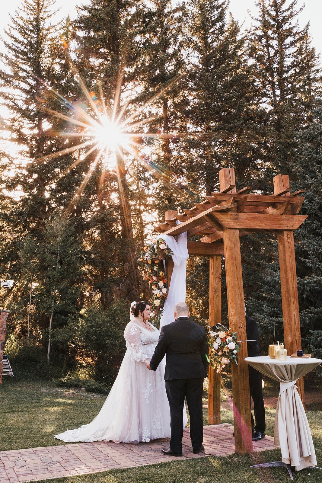 bride-groom-ceremony-savannah-mike-real-weddings-colorado-wedding-visual–poetry-by-meghan-chelsey-huff-design-blog