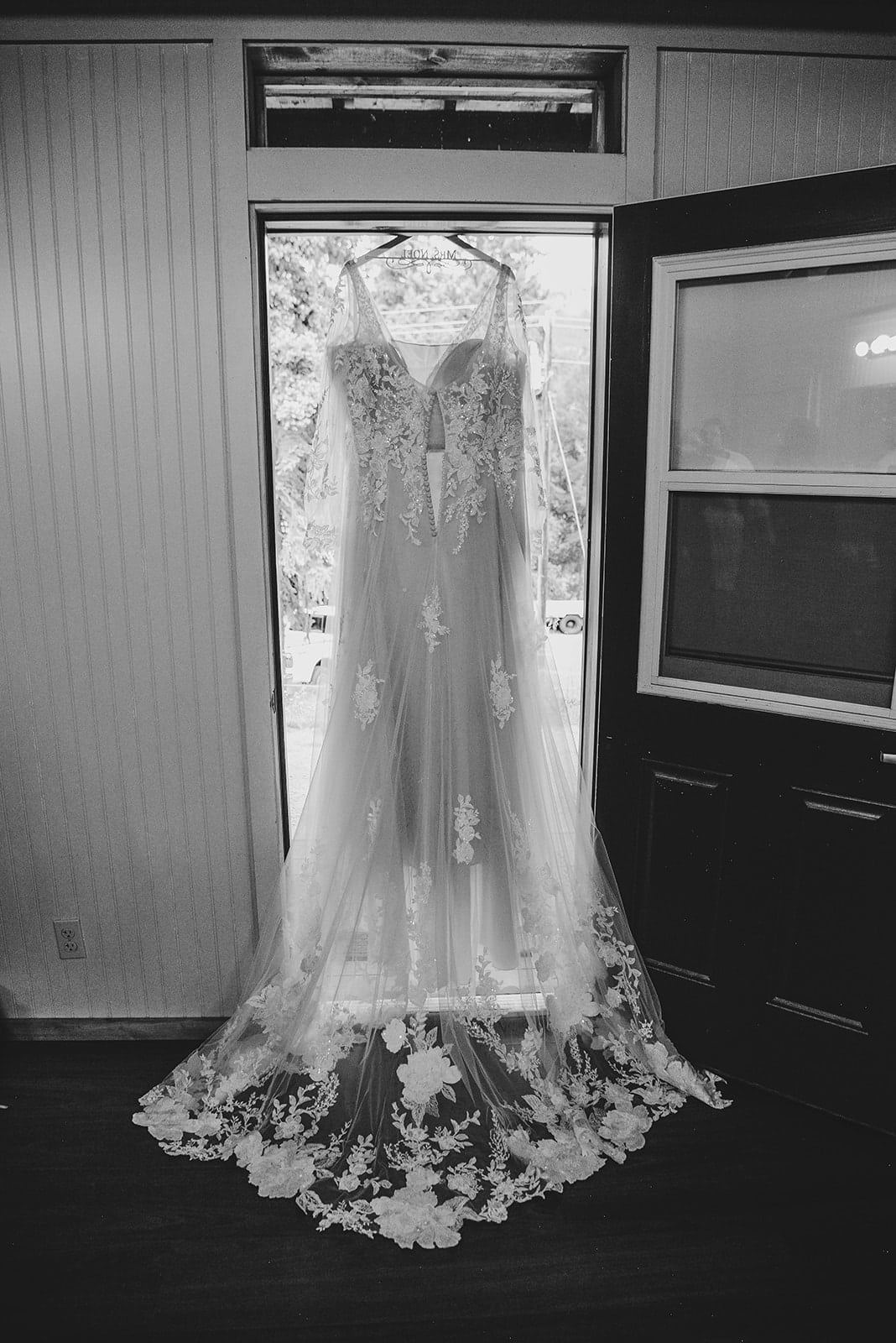 wedding-dress-savannah-mike-real-weddings-colorado-wedding-visual–poetry-by-meghan-chelsey-huff-design-blog