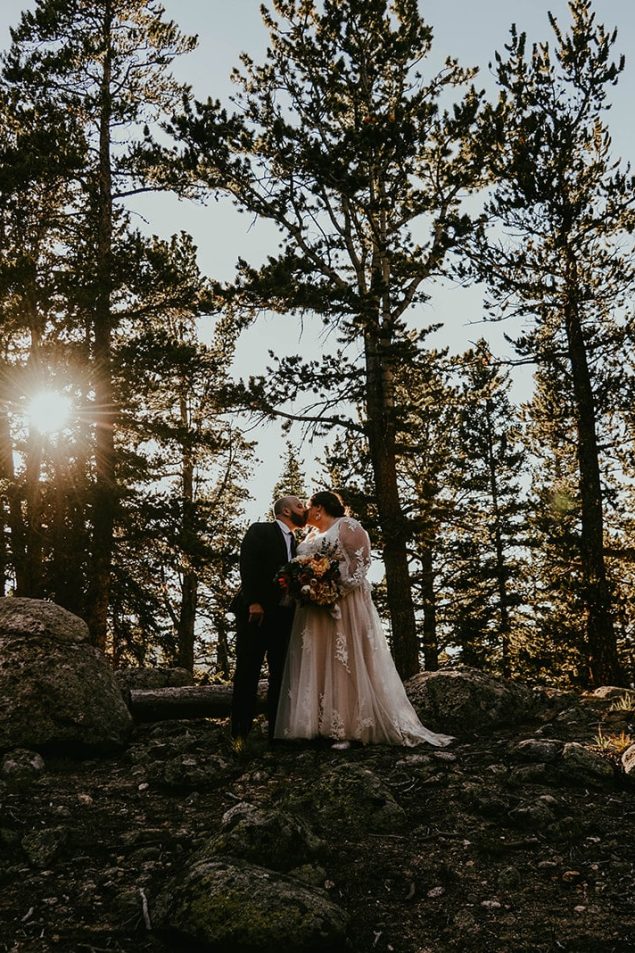 kissing-in-mountain-savannah-mike-real-weddings-colorado-wedding-visual–poetry-by-meghan-chelsey-huff-design-blog